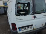 une camionnette qui a été vandalisée sur un parking