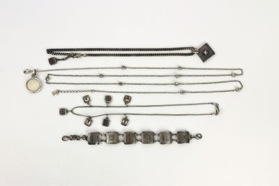 une collection de bijoux en argent comprenant un collier, un bracelet et une montre