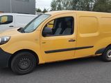 La camionnette jaune est garée sur le parking, à côté d'autres camionnettes.