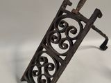 paire de grilles de cheminée anciennes en fonte, ornées d'un motif en volutes