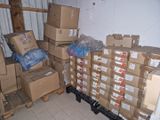 de nombreux cartons empilés sur des palettes dans une pièce