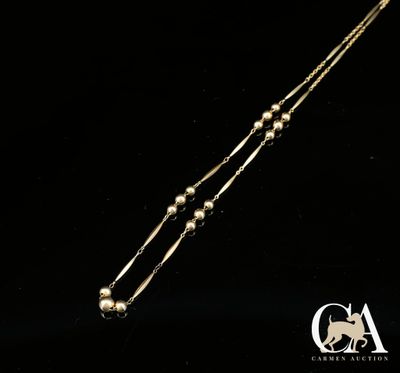gros plan d'un collier en or sur fond noir