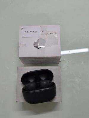 des AirPods d'Apple dans la boîte et une cigarette dans la boîte