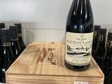 de nombreuses bouteilles de vin posées sur une caisse en bois