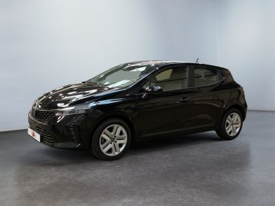 Une voiture noire est garée dans une pièce aux murs blancs.
