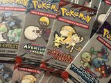 beaucoup de cartes à collectionner Pokémon sur la table