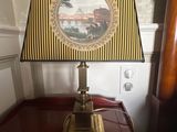 une lampe posée sur une table dans une pièce