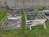 quatre caisses en bois posées dans l'herbe, près d'un mur de briques