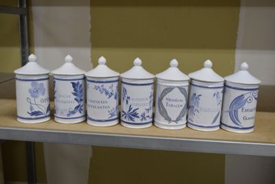 six boîtes bleues et blanches sont alignées sur une étagère