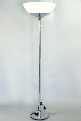 un lampadaire blanc posé sur un sol blanc