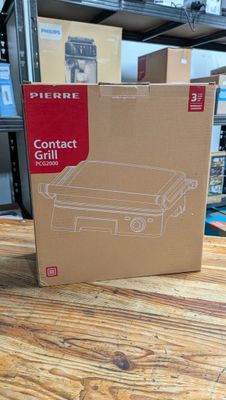 la boîte est ouverte sur une table en bois dans un magasin