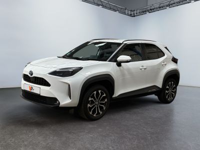 un SUV Toyota C-HR blanc garé dans une pièce blanche