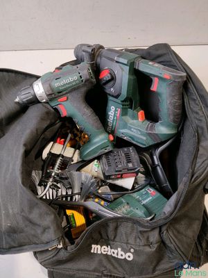 un sac rempli d'outils posé sur une table