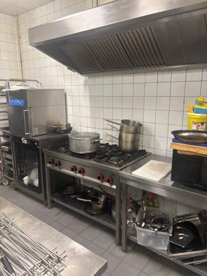 une cuisine équipée d'une cuisinière, d'un four, d'un évier et d'autres appareils électroménagers