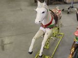 un cheval à bascule au milieu d'une pièce