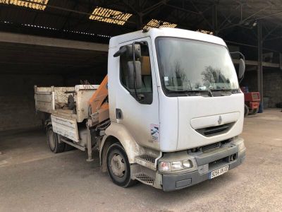 un camion blanc garé dans un garage