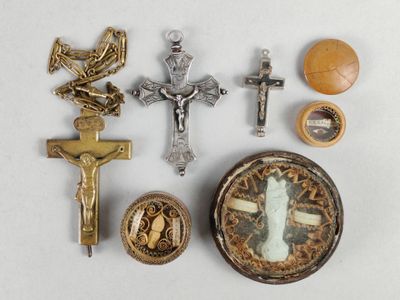 beaucoup d'objets religieux sur la table
