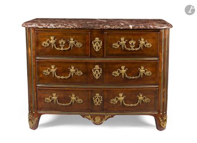 une commode ancienne avec un dessus en marbre et des poignées en laiton