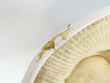 une banane dont la peau s'est décollée au sommet
