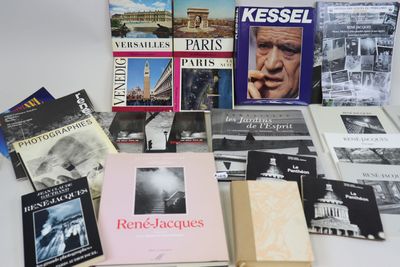 plusieurs livres sont posés sur une table les uns à côté des autres
