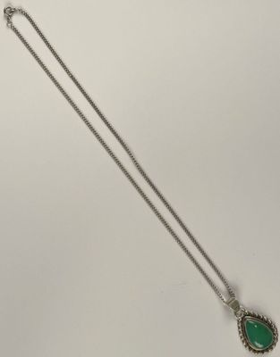 Pendentif en argent serti d'une pierre verte taillée en gout…