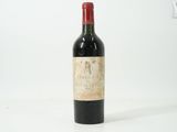 une bouteille de vin posée sur une table