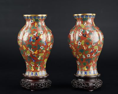 paire de vases chinois de style « cloise » ornés de motifs floraux, sur socles