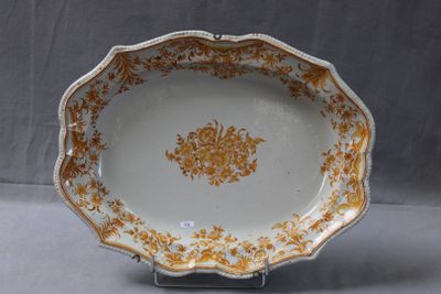 une image d'une assiette ornée d'un motif doré et blanc