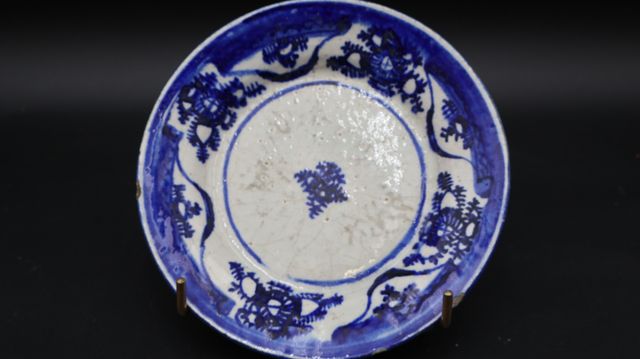 IRAN-KADJAR : coupe en céramique émaillée bleu sur fond blanc. Eg...