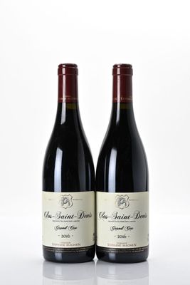 deux bouteilles de vin rouge posées l'une à côté de l'autre sur une table