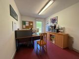 une pièce avec un bureau et une chaise