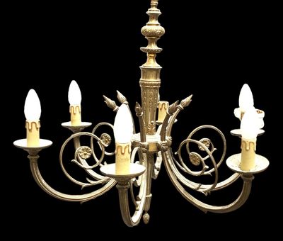 Lustre en bronze doré à six bras de lumière, le fût en forme…