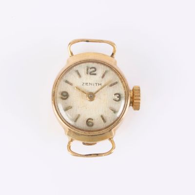 une image d'un gros plan d'une montre-bracelet sur une surface blanche