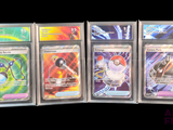 tout un tas de cartes Pokémon différentes exposées les unes à côté des autres