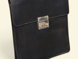 porte-documents en cuir noir muni d'un fermoir métallique sur le devant