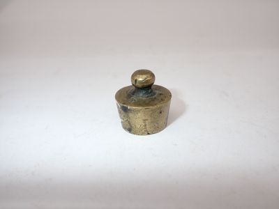 l'image d'un petit objet métallique sur une surface blanche