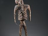une image représentant la statue d'un homme avec un crâne sur la tête