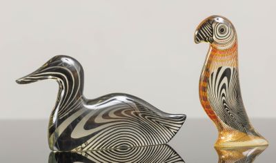 deux figurines assises sur une table