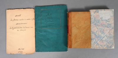 trois vieux livres sont alignés sur une table