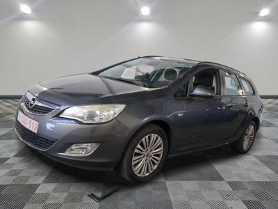 une photo d'une Opel grise garée dans un garage