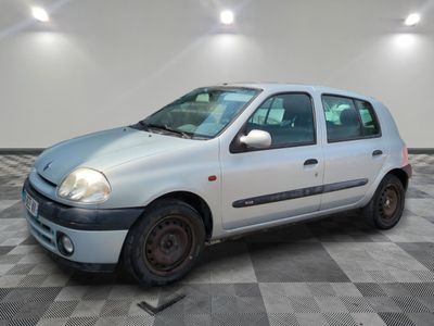 la photo d'une petite voiture blanche garée dans un garage