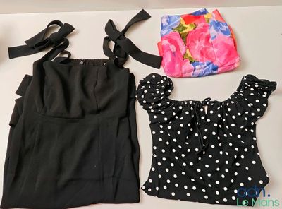 deux vêtements sont posés sur une table