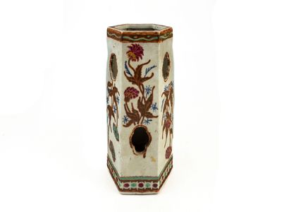 un vase blanc orné d'un motif sur fond blanc