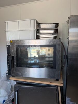 un micro-ondes posé sur un comptoir dans une cuisine