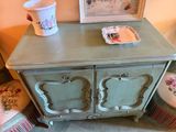 une table sur laquelle est posée une tasse, à côté d'une chaise