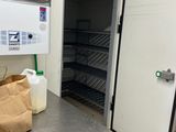 un sac de provisions posé sur une table dans une cuisine