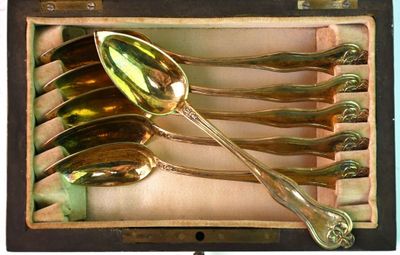 a box with a set of spoons and spoons in it