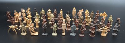 un grand nombre de figurines posées sur une table