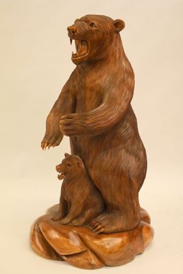 statue représentant un ours et son ourson sur un rocher