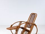 une image représentant un fauteuil à bascule en bois posé sur une surface blanche